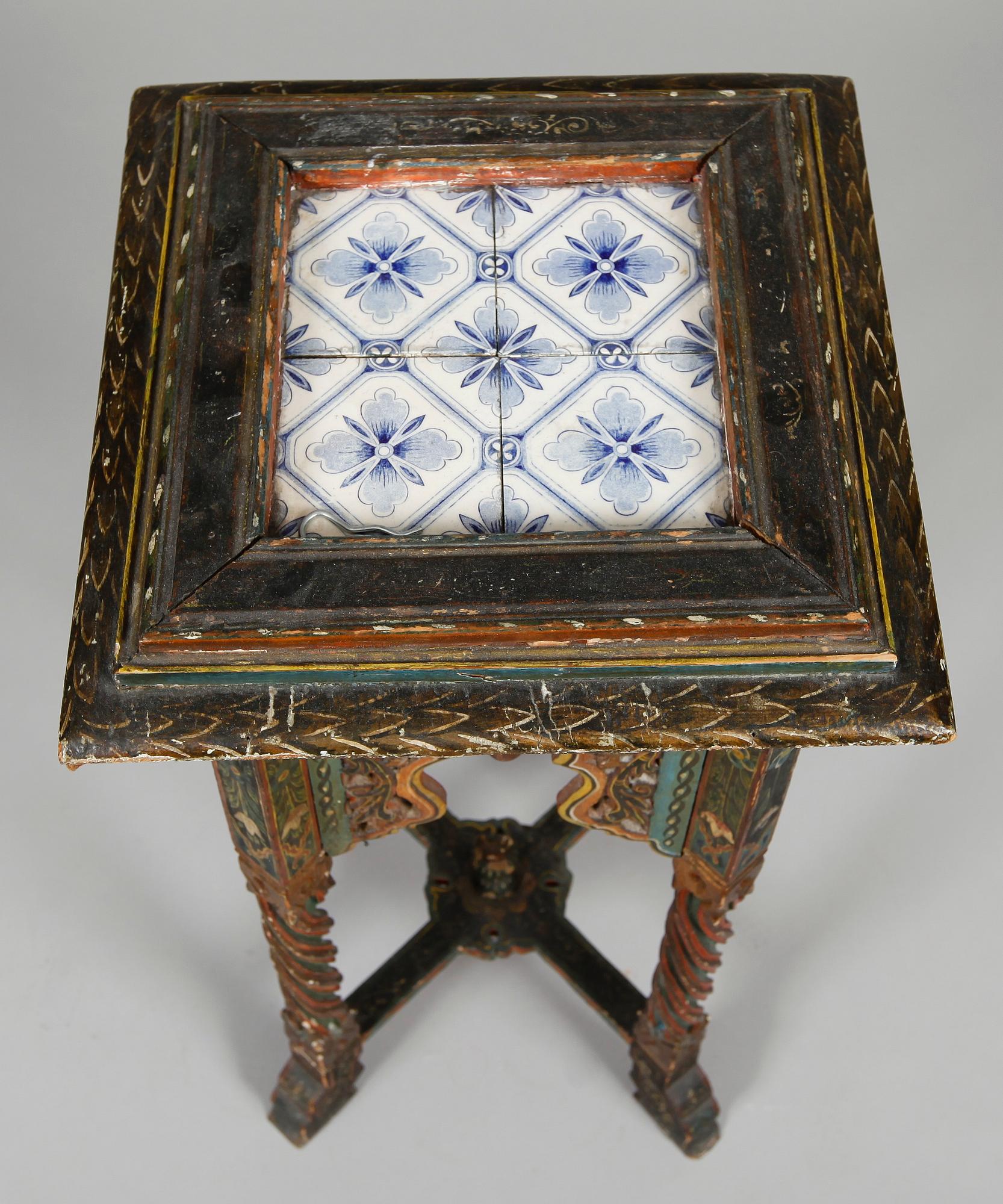 PIEDESTAL, trä, kakelklädd skiva, sekelskiftet 1900.