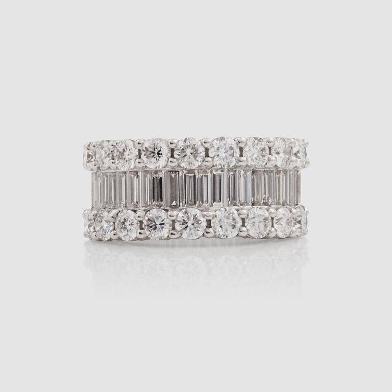 RING med baguette- och briljantslipade diamanter totalt 3.22 ct enl. gravyr. Kvalitet ca H/VS-SI.