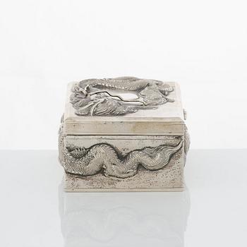 Askar med lock, två stycken, tändstickshållare och coaster, silver. Kina, olika mästarstämplar, 1900-tal.