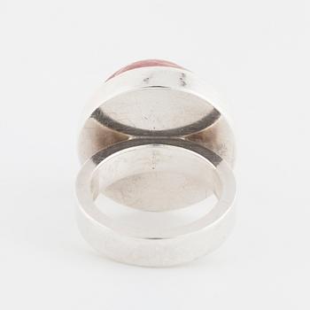 CECILIA JOHANSSON, Göteborg, 1993, ring med cabochonslipad rodokrosit.