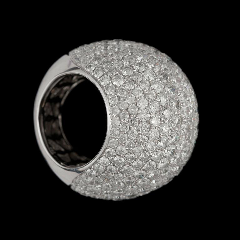RING, 18 k vitguld, briljantslipade diamanter totalt ca 12.45 ct. Vikt 12,9 g.