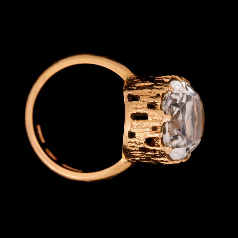 RING, 18k och 20k guld med bergkristall. Vikt ca 9,3 gram.
