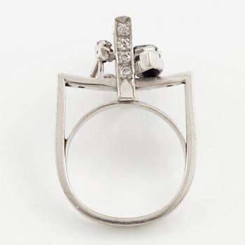 Ring 14K vitguld med navetteslipade safirer, rubiner och briljantslipade diamanter.