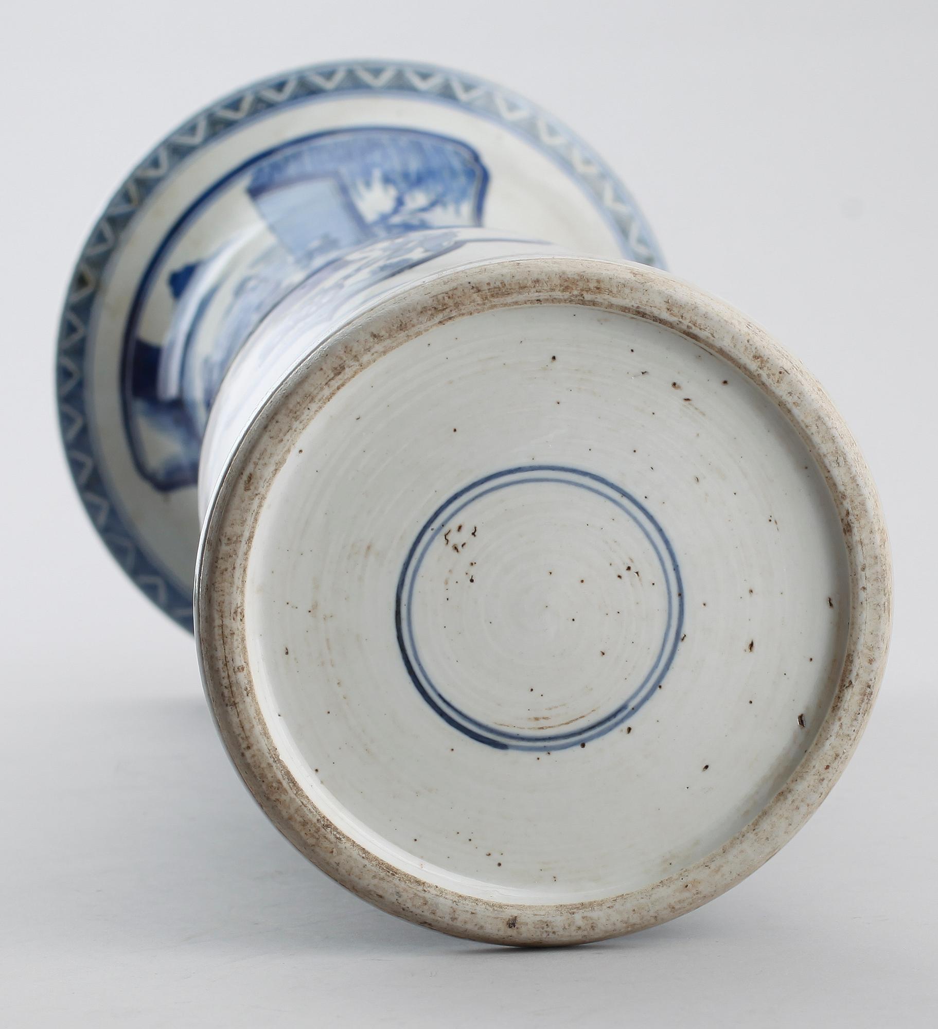 TRUMPETVAS, porslin, Kina, sannolikt 1900-tal.