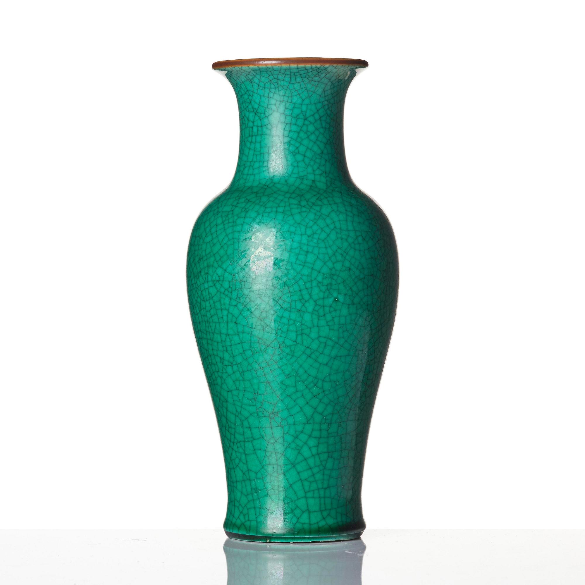 An apple green crackle-glazed vase, Qing dynasty, 18th century.