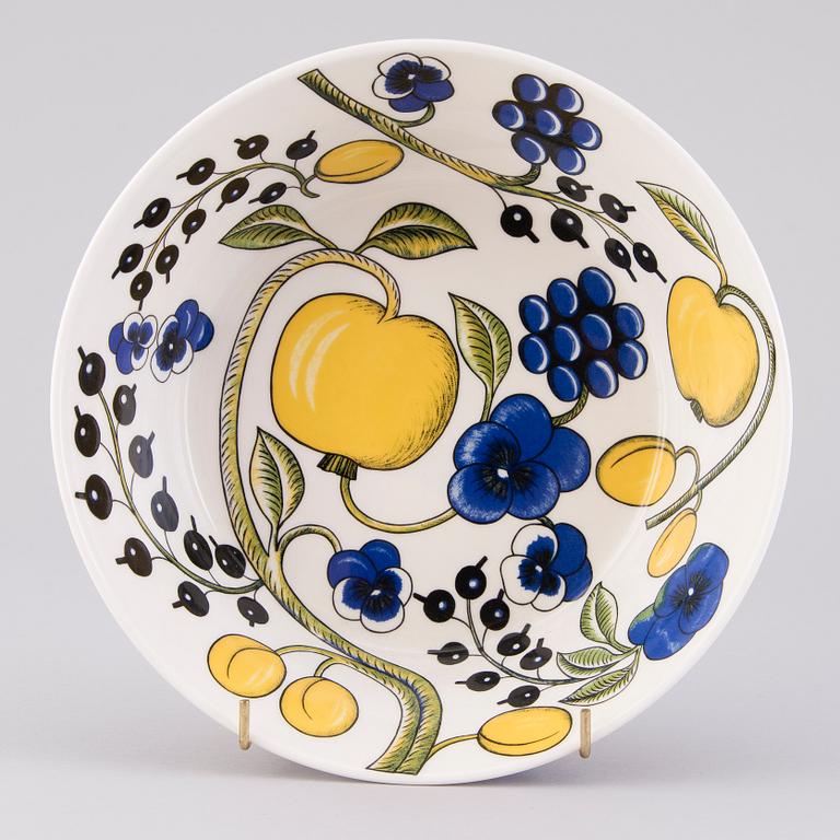 BIRGER KAIPIAINEN, a 69-pcs 'Paratiisi' tableware set for Arabia, latter half of the 20th Century.