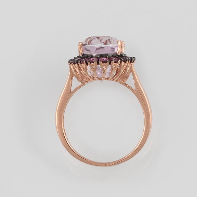 RING, 18K guld med ovalslipad kunzit ca 12.40 ct samt fasettslipade rosa safirer ca 1.15 ct. Vikt 7,2 gram.