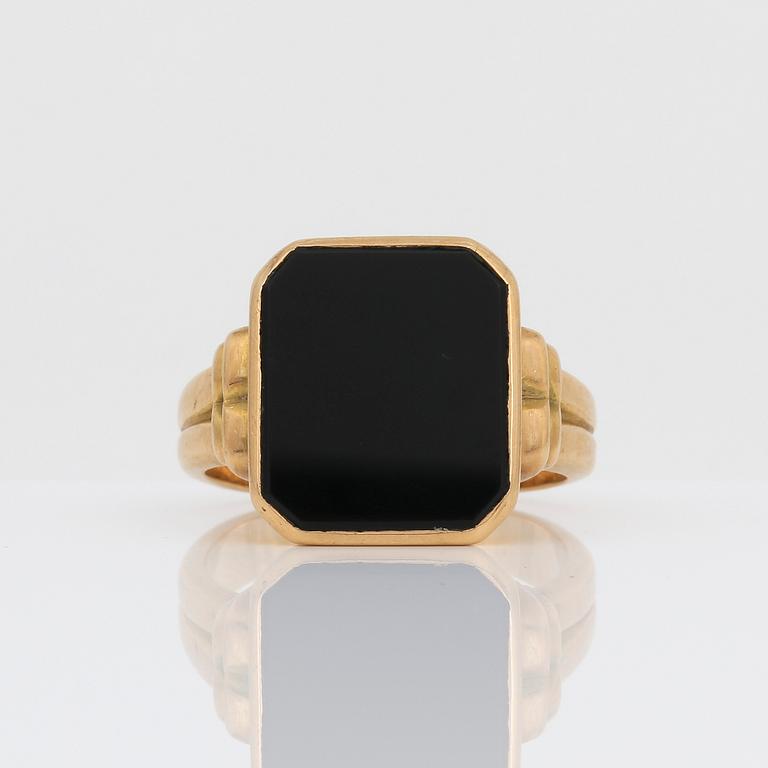 KLACKRING, guld 18K samt svart onyx ca 3,2 ct, Stockholm, 1959. Total vikt ca 8,9 gram.