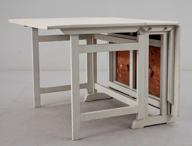 SLAGBORD samt HALVMÅNEBORD, 3 delar, gustaviansk stil, 1800-tal.