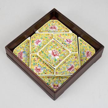 A Chinese caberet, nine pieces i a wooden  case, 20th Century.