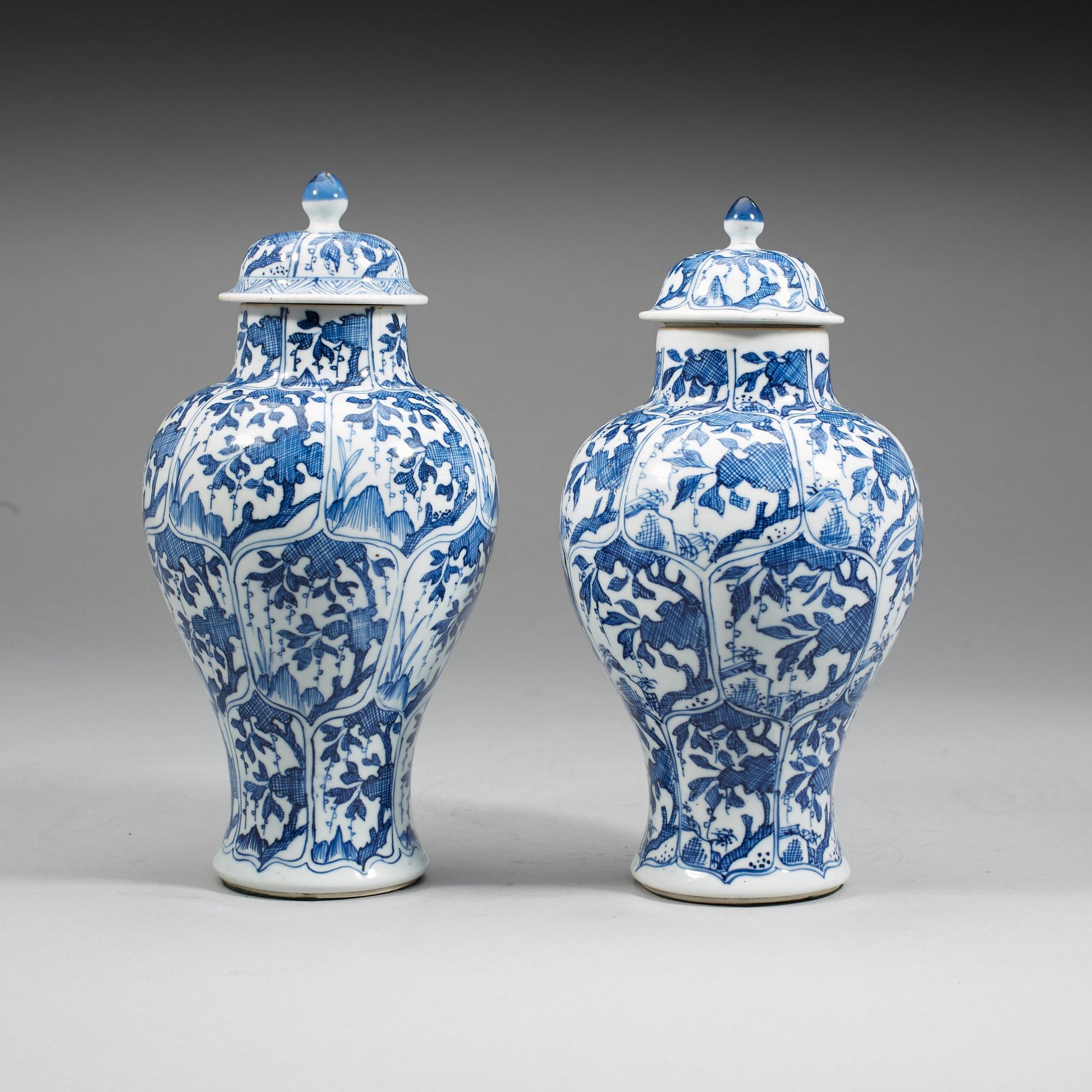 VASER med LOCK, två stycken, porslin. Qingdynastin, 1700-tal.