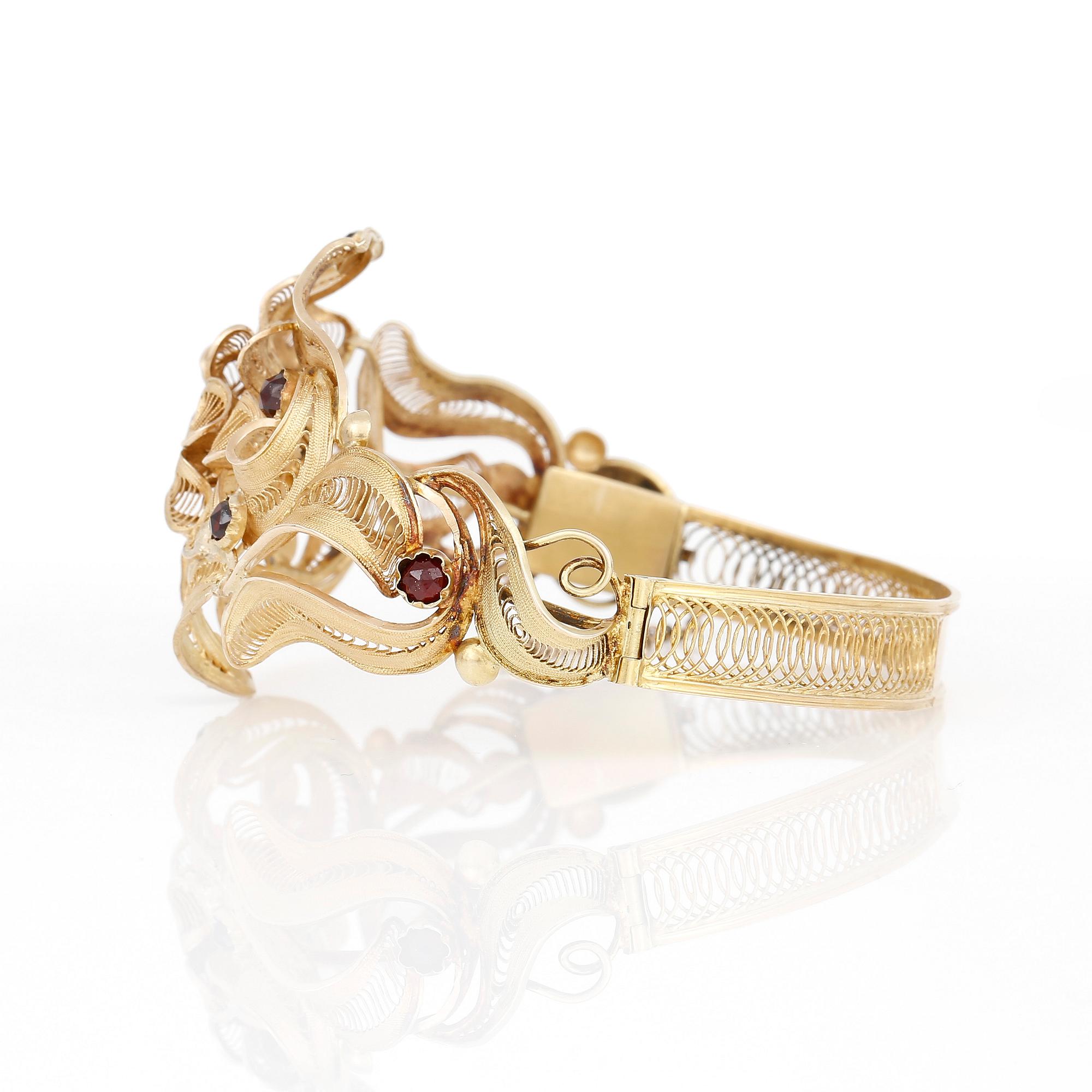 ARMRING, filigranarbete, 18 guld med granater. Stockholm 1860. Vikt ca 25 g.