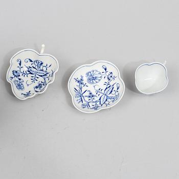 A set of ten porcelain pieces, 'Zwiebelmuster', Meissen and Teichert-Werke in Meissen, Germany.