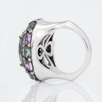 RING med checkerslipad prasiolit ca 5.58 ct, briljantslipade diamanter samt rosa och gröna safirer.