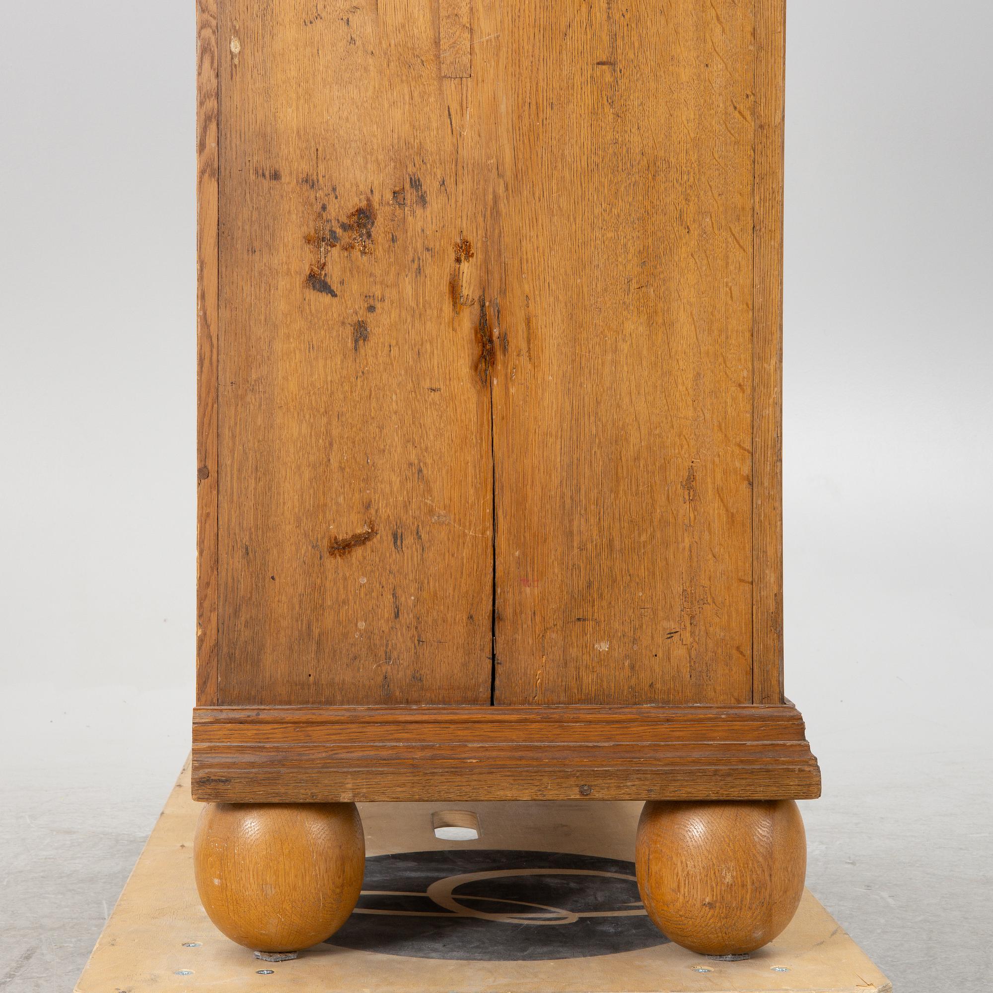 A cabinet, 18th century.