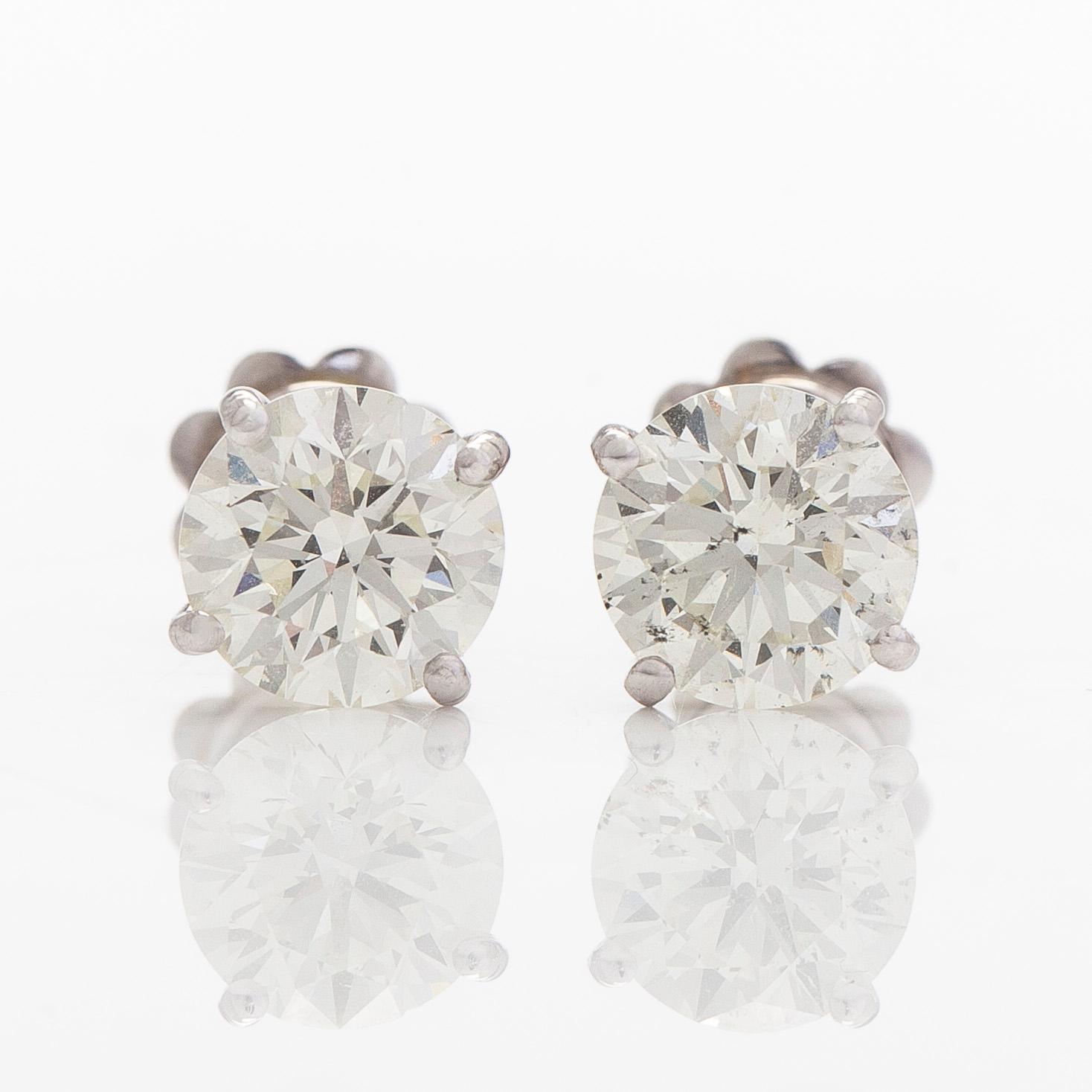 A pair of 18K white gold earrings and brilliant cut diamonds.