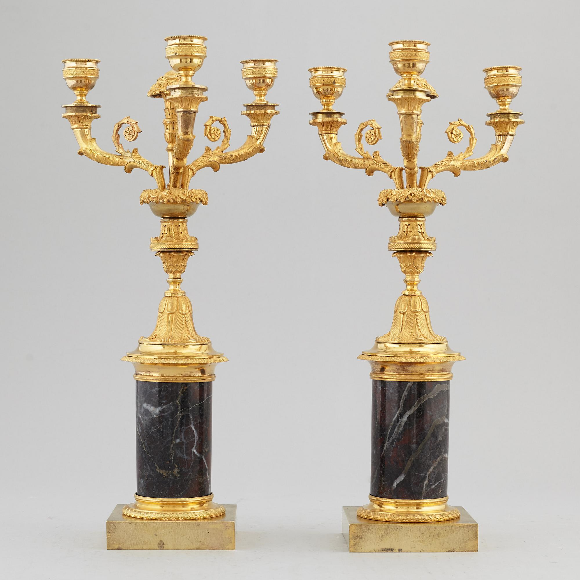 KANDELABRAR, ett par, förgylld brons och marmor, 1800-talets första hälft.