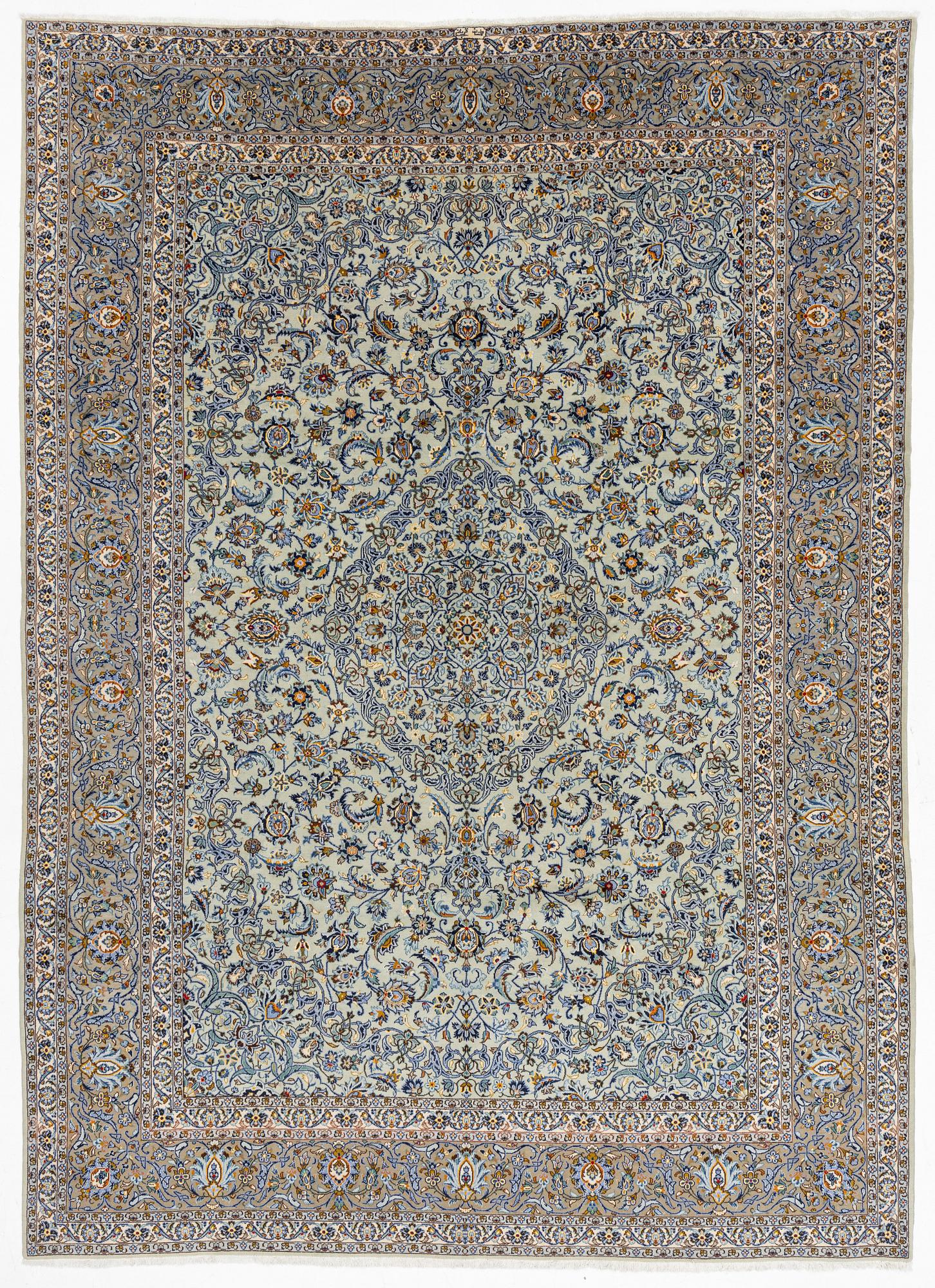 A signed Kashan carpet, approx. 436 x 314 cm.