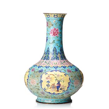 VAS, emalj på koppar. Qingdynastin, omkring år 1800.
