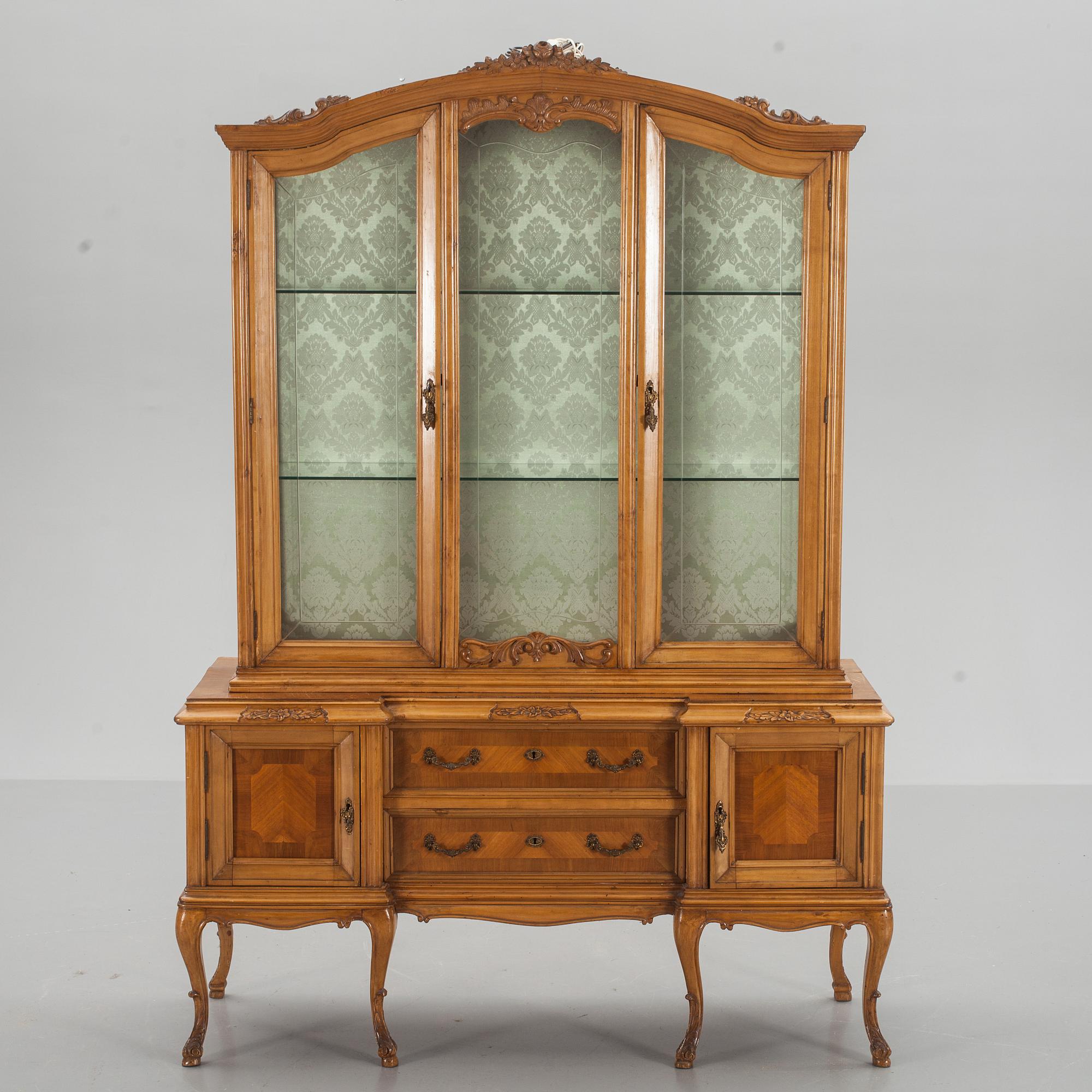 VITRINSKÅP, Louis XV-stil.