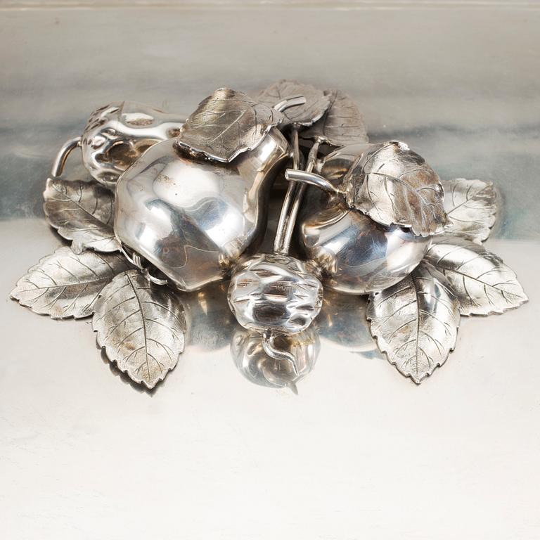 KAROTT MED LOCK, silver, 1900-tal. Ca 2600 g.