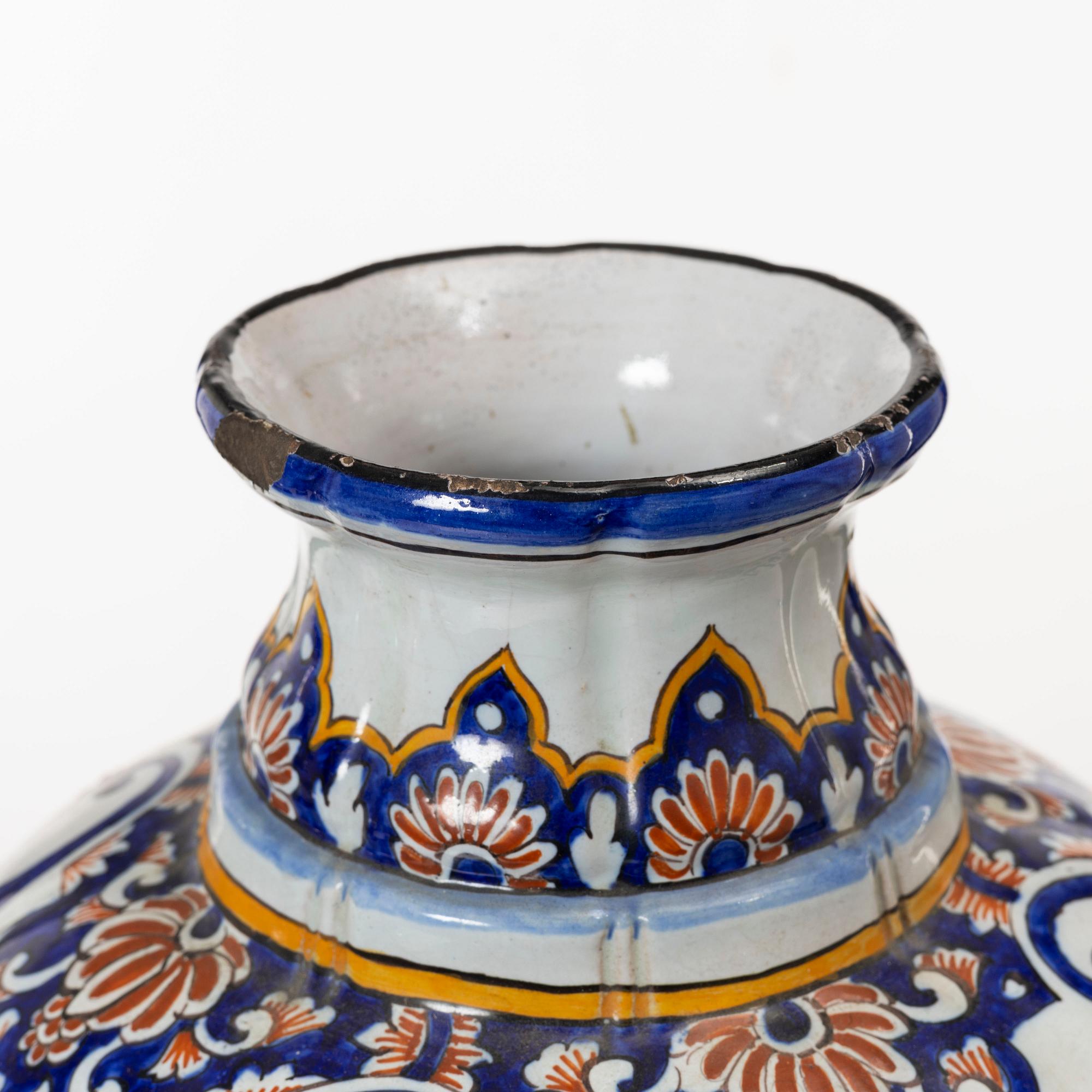 Urnor med lock, fajans, Frankrike, 1800-tal.