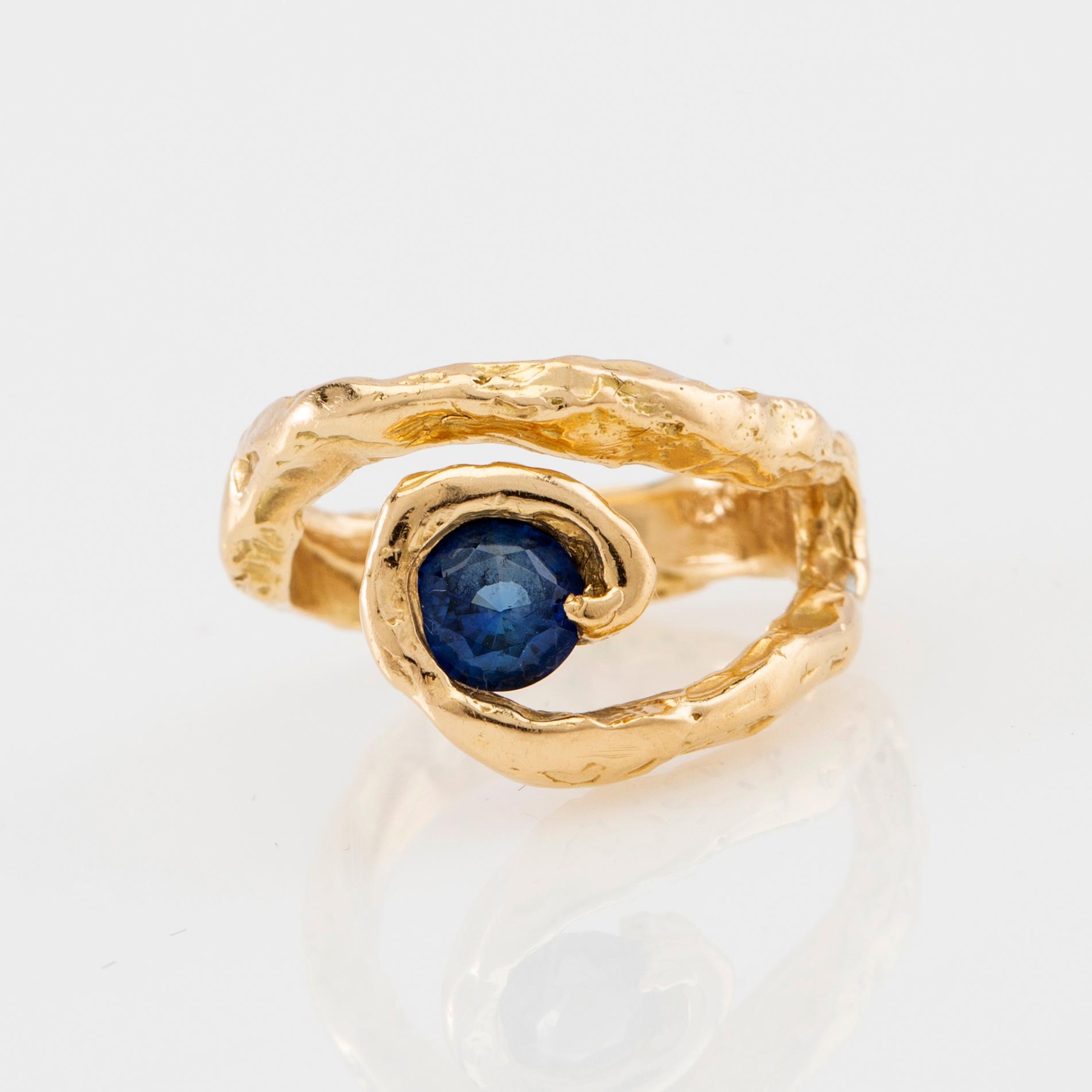 Nadia Shelbaya, Ring "L´oeil D´horus" 18K gold with a faceted sapphire.