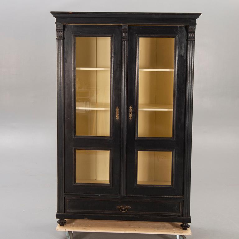 A painted display cabinet around 1900.