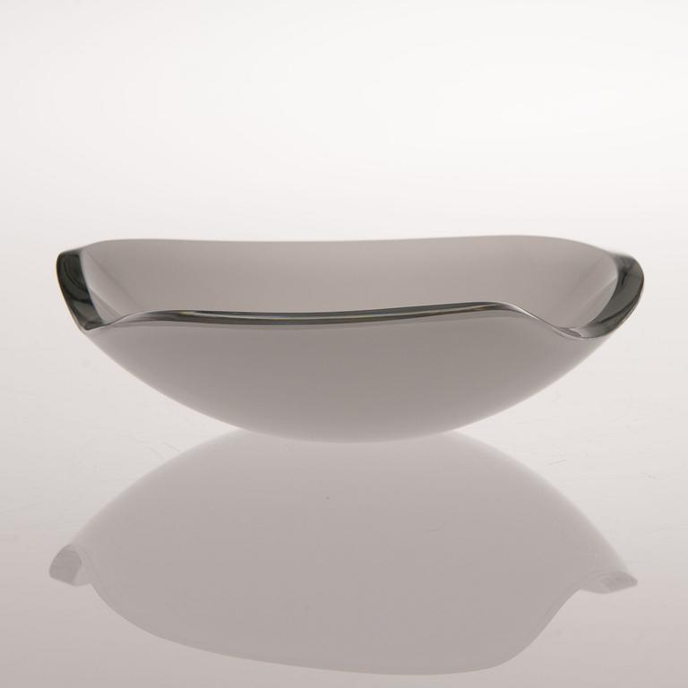 A GLASS BOWL "Munankuori", signed Gunnel Nyman Iittala -56.