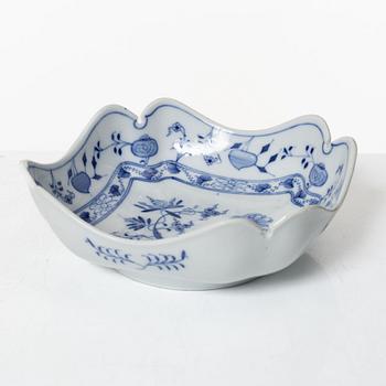 A 54-piece porcelain dinner service, 'Onion pattern/Zwiebelmuster', predominantly Meissenstadt, Tyskland.