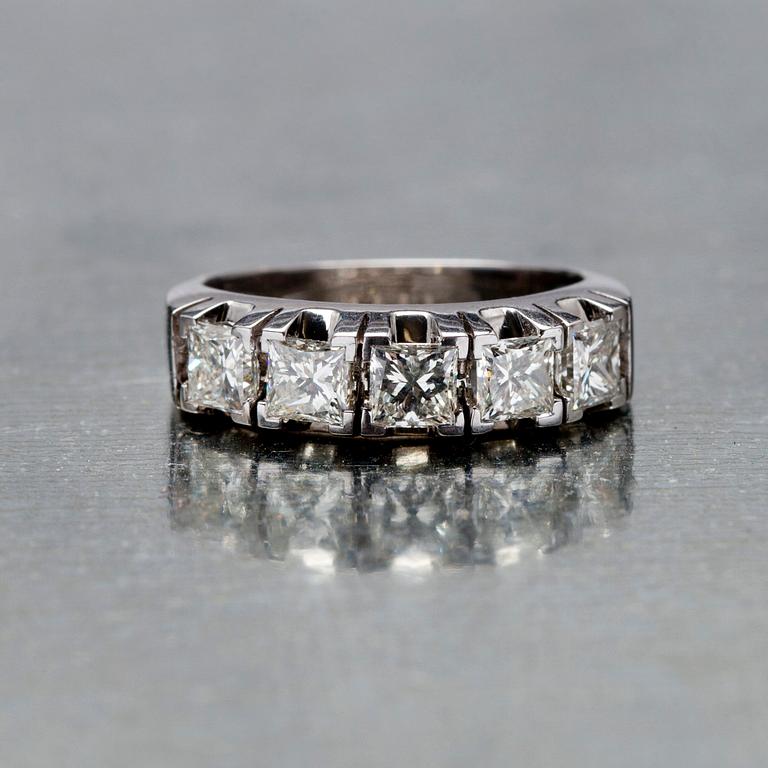 RING, vitguld 14K, 5 st princesslipade diamanter, tot. 1,63 ct. Paino 4,45 g.