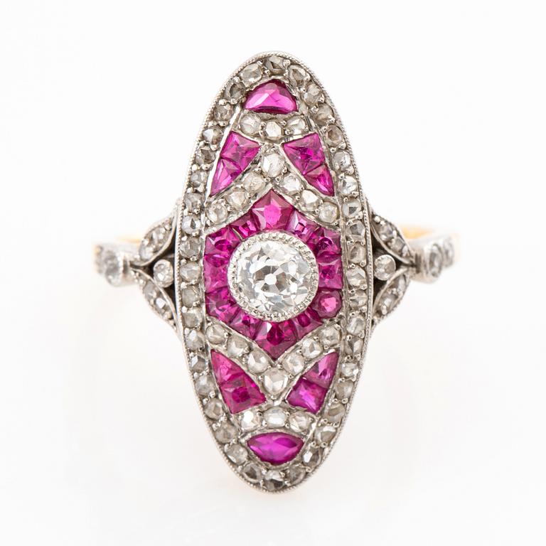 Art Deco ring of 18K gold and platinum with diamonds and synthetic rubies.