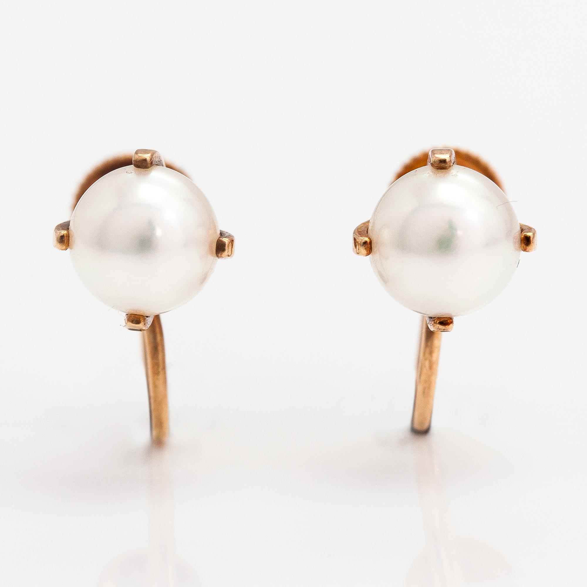 Elis Kauppi, A pair of 14K ogld earrings with cultured pearls. Kupittaan kulta, Turku.