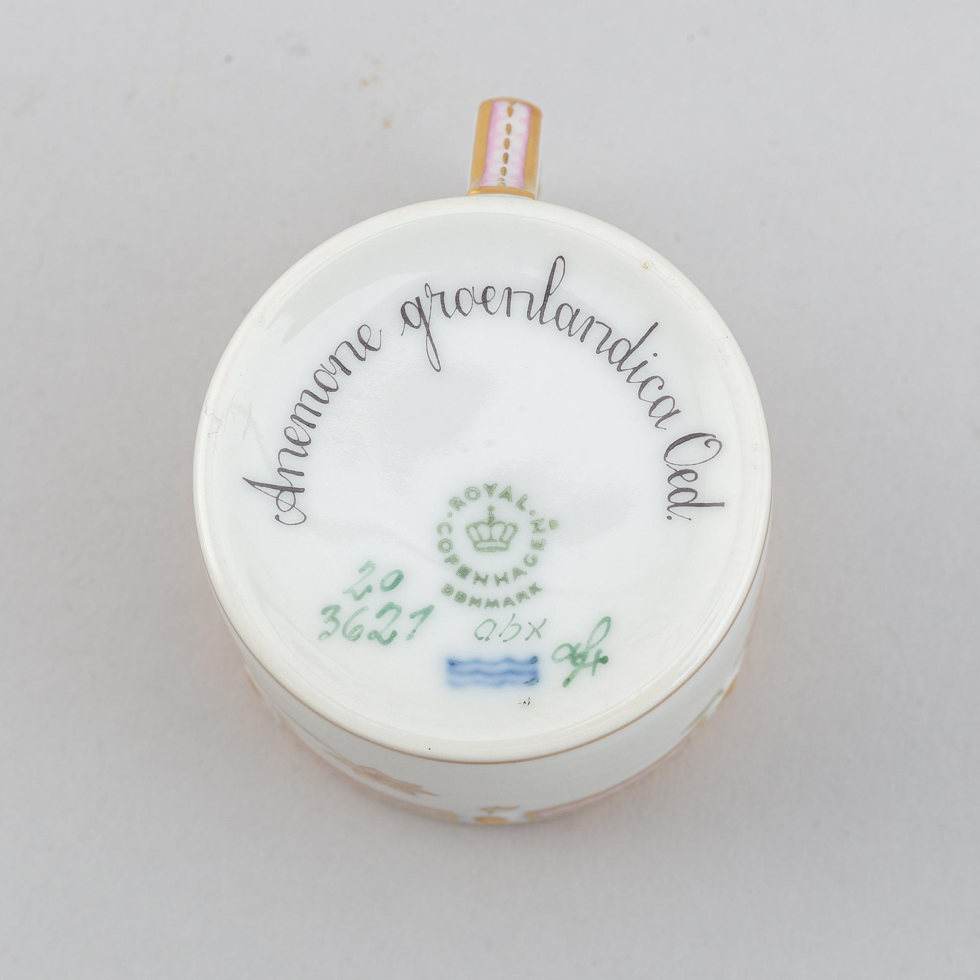 Royal Copenhagen, koppar med fat, ett par, samt sockerskål, porslin. "Flora Danica", 1900-tal.