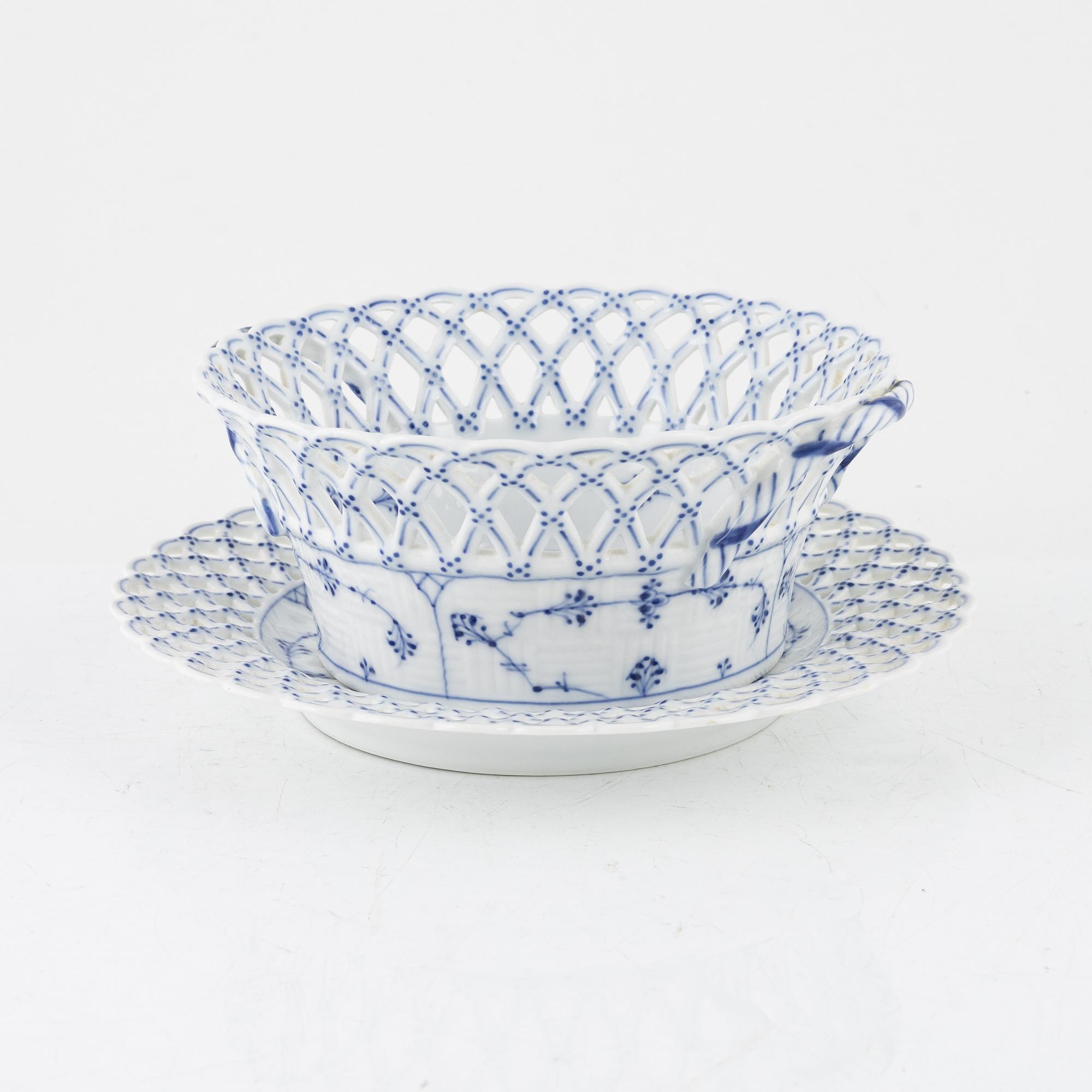 Royal Copenhagen, gallerskål med fat, porslin, "Musselmalet", Danmark.