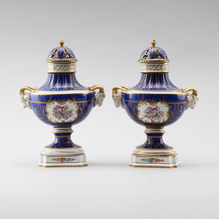 LOCKURNOR, 1 par, porslin, Dresden, 1900-talets mitt.