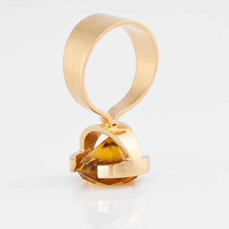 RING, med fasettslipad citrin, Cecilia Johansson, Göteborg, 1969.