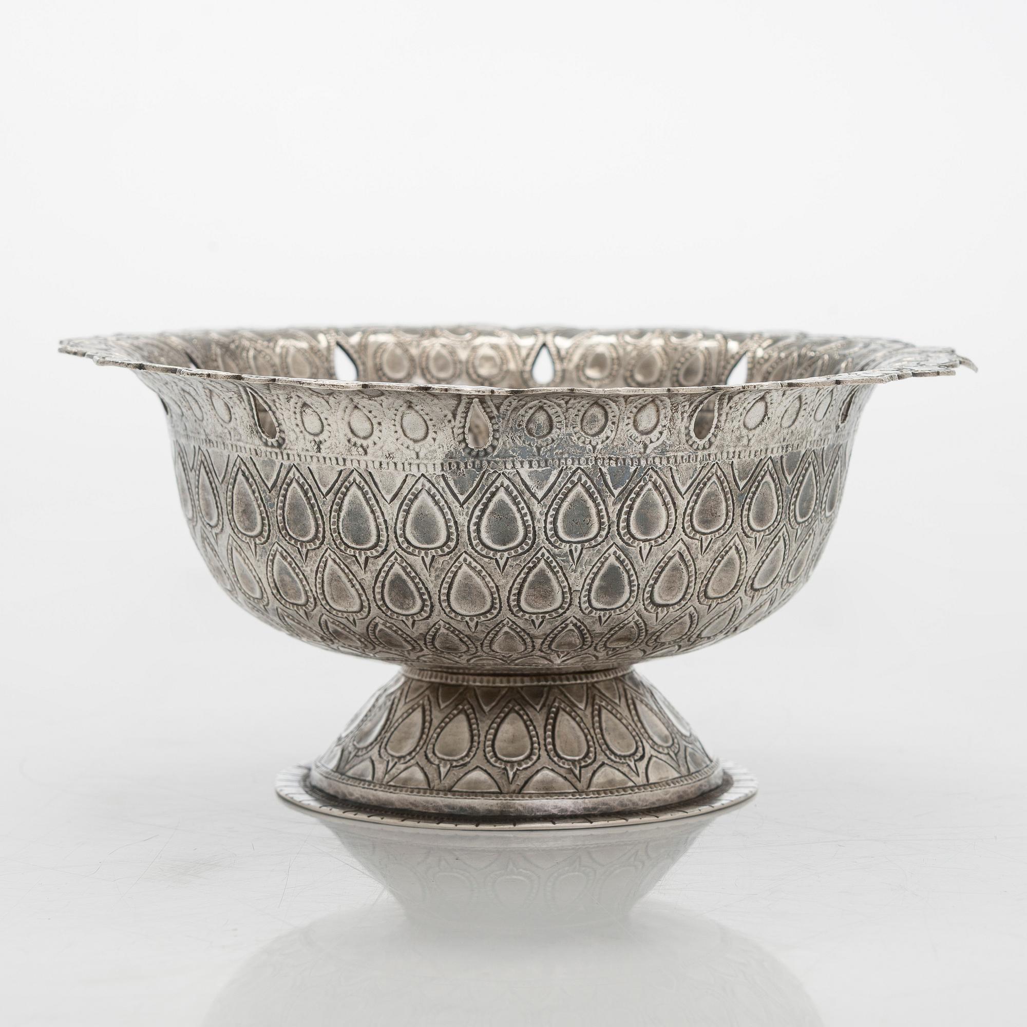 Malja, hopeaa, mogultyylinen, 1700-luku. Suomalaiset tarkastusleimat, Ossian Hopea, Porvoo 1977.