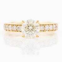 Ring 18K gold with brilliant-cut diamonds.