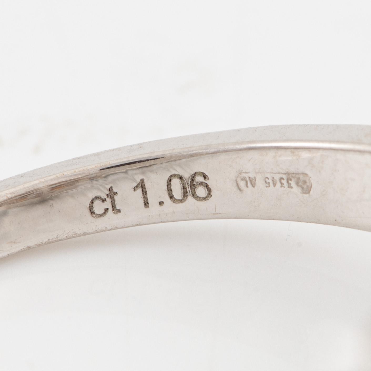 Ring, 18K white gold with a princess-cut diamond and brilliant-cut diamonds, accompanied by GIA dossier.