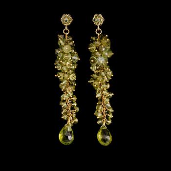 ÖRHÄNGEN, 1 par, 18 k guld, peridoter tot ca 58.00 ct, diamanter tot ca 0.22 ct.