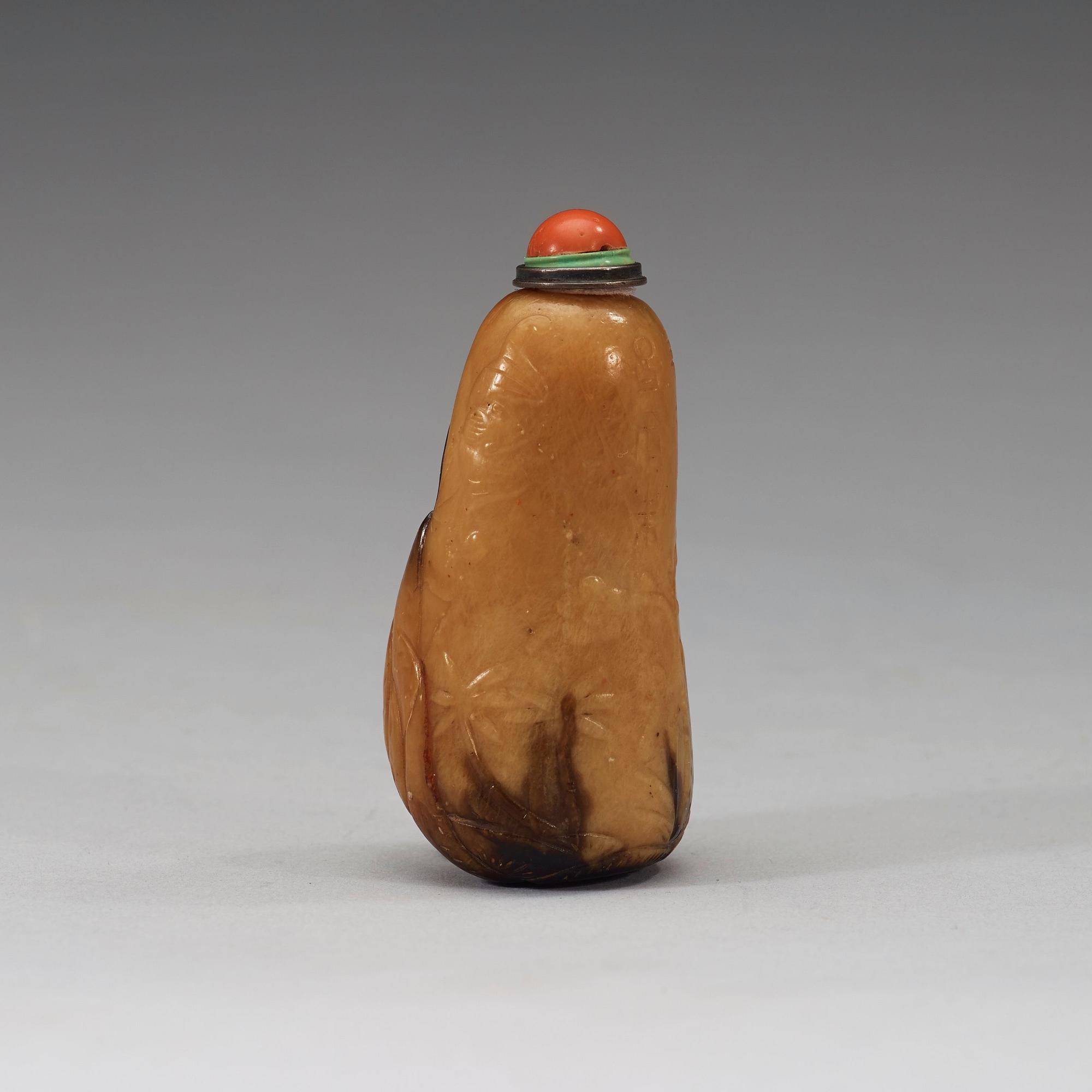 A soapstone snuff bottle with a carved landscape and a nine-character inscription, late Qing dynasty (1644-1912).