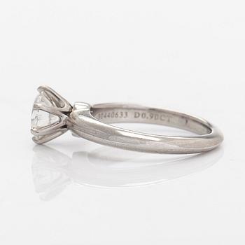 Tiffany & Co, sormus, platinaa, briljanttihiottu timantti noin 0.90 ct kaiverruksen mukaan.