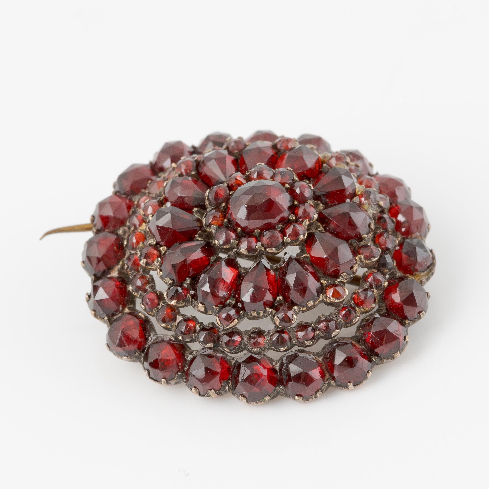 Garnityr med granater, armband, armring, broscher 2 st.