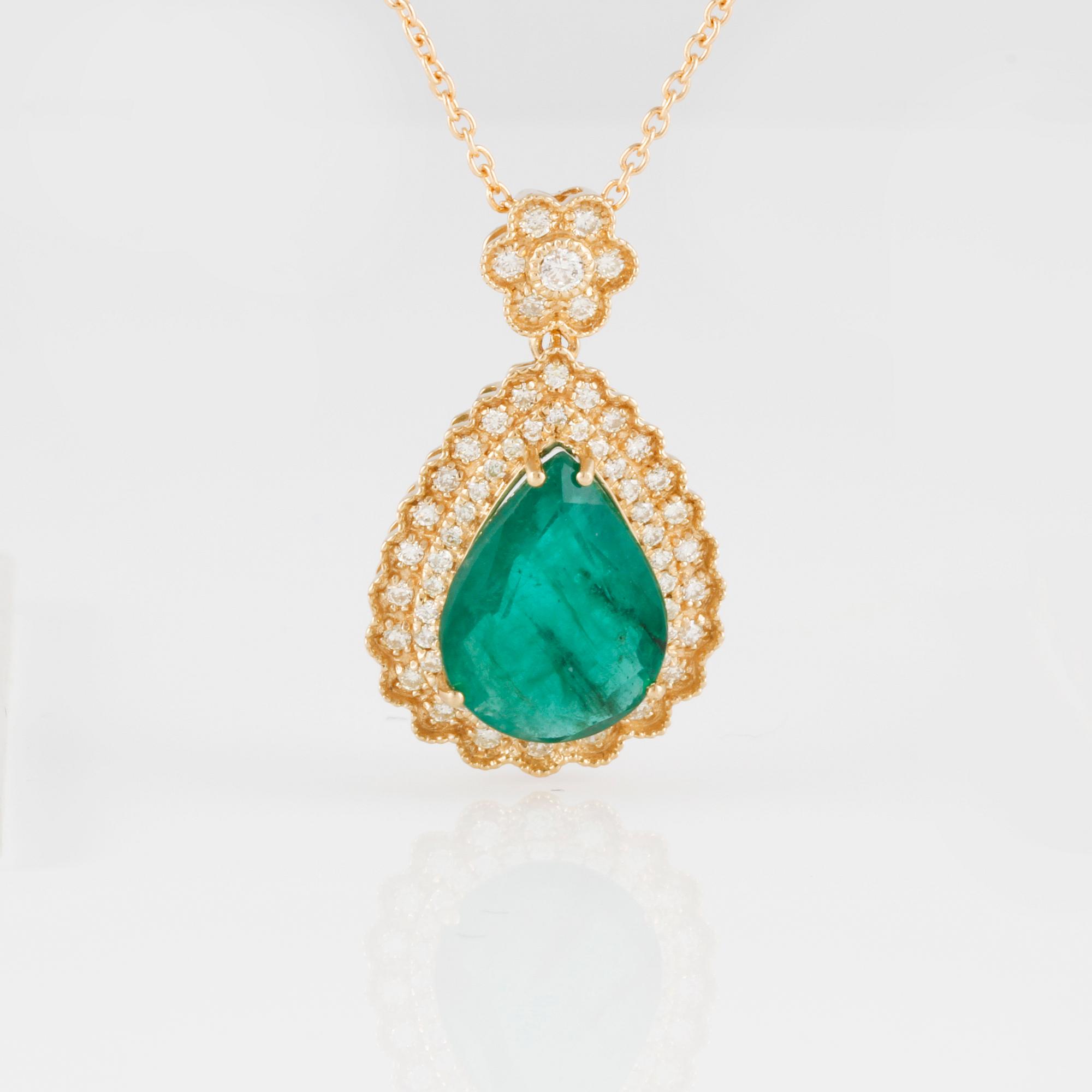 HÄNGE, 18K guld med briljantslipade diamanter ca 0.45 cct samt droppslipad smaragd ca 4.45 ct. Vikt 5,0 gram.