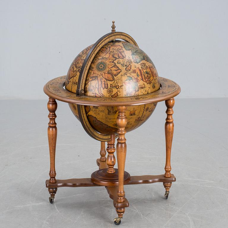 BARSKÅP I FORM AV GLOB, 1900-talets slut.