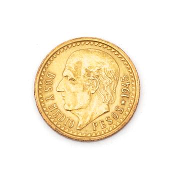 A MEXICAN 1 PESO GOLD COIN, 1945. Ca 2 grams.