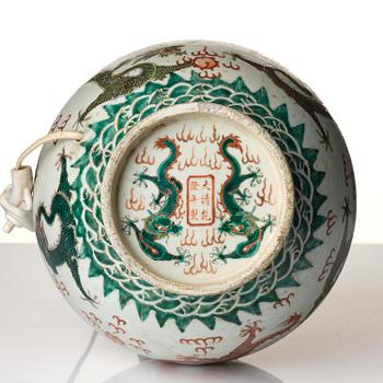Vas, porslin. Qingdynastin med Guangxus märke och period (1874-1908).