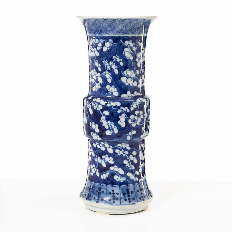 Vas, porslin, Kina, sen Qingdynasti/omkring 1900.