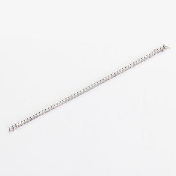 An 18K gold tennis bracelet with brilliant-cut diamonds totalling approx. 4.30 ct.